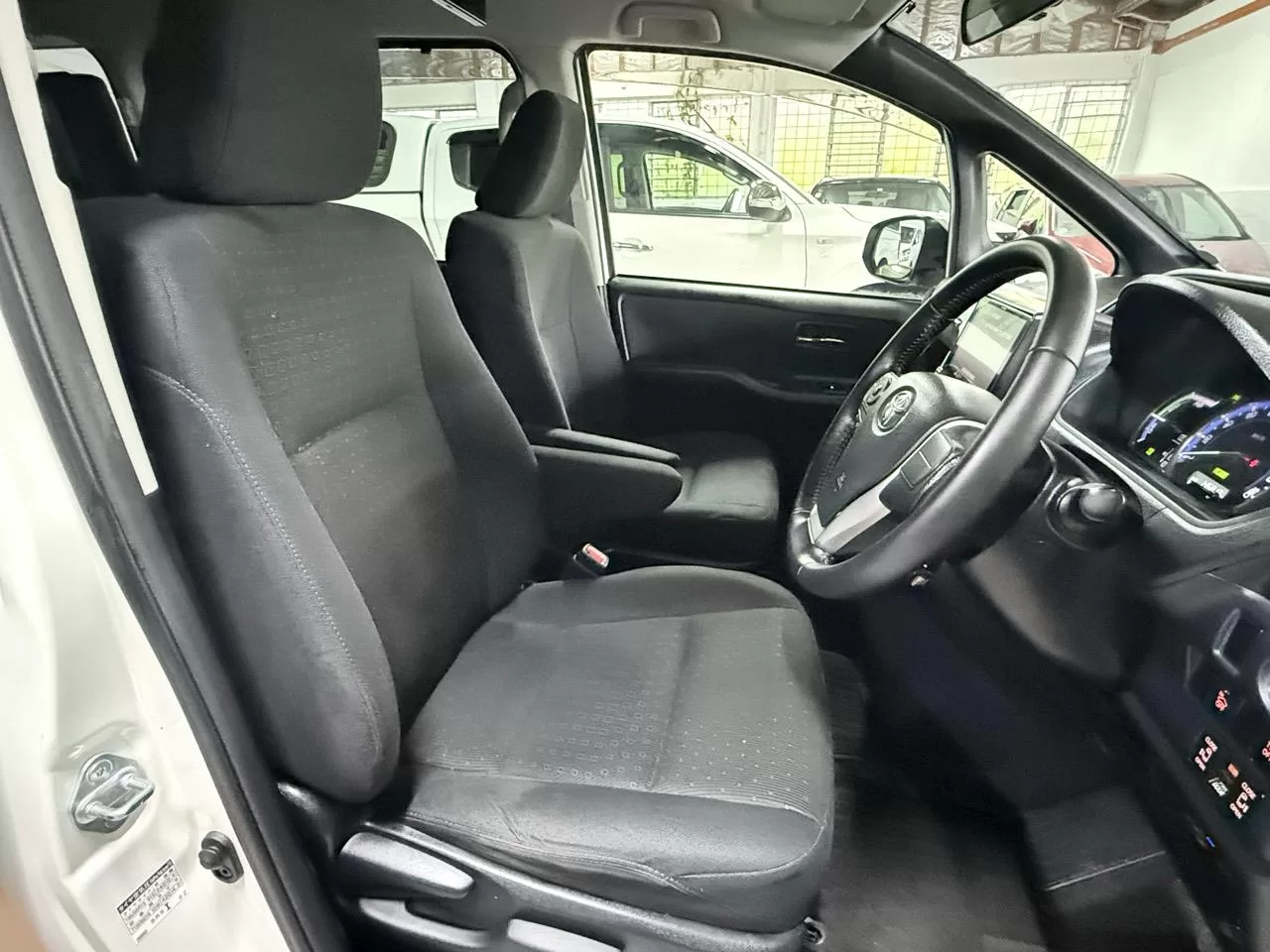 2015 Toyota Noah Hybrid G – photo 11
