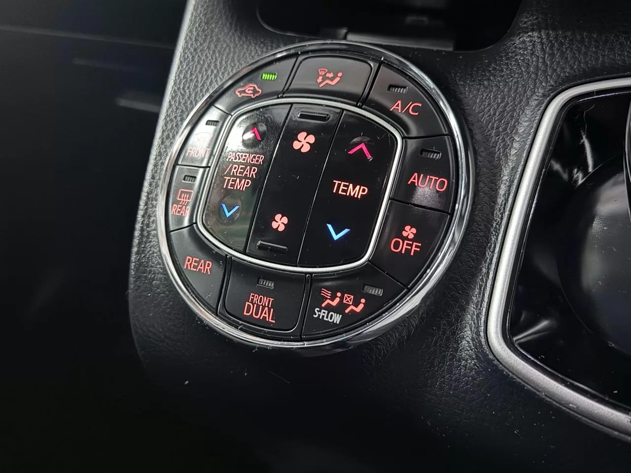 2015 Toyota Noah Hybrid G – photo 14