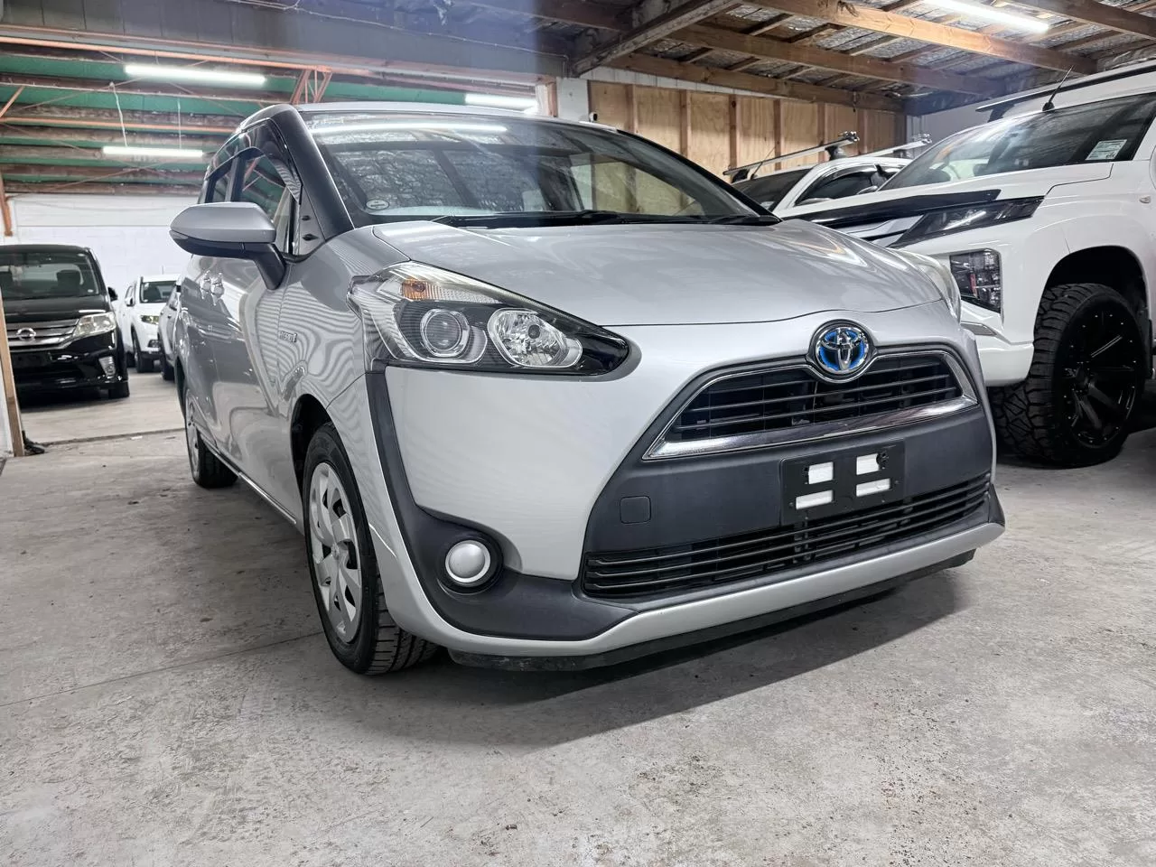 2017 Toyota Sienta Hybrid 7 Seater – photo 3